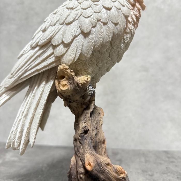 置物 鳥 かわいい オブジェ 北欧 動物 切り株にとまるオカメインコ 赤