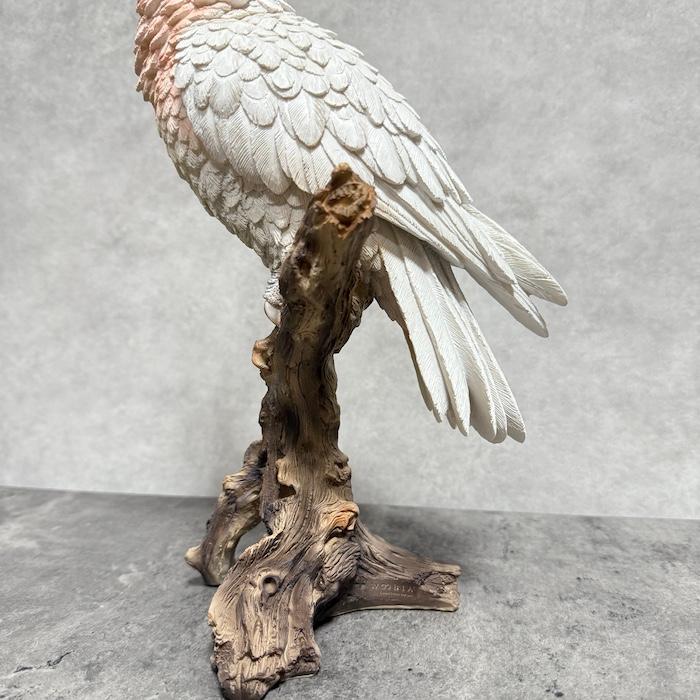 Francfranc大型石膏像　鷹　鷲　鳥　白　モダンインテリア 置物 鳥 かわいい オブジェ 北欧 動物 切り株にとまるオカメインコ 赤
