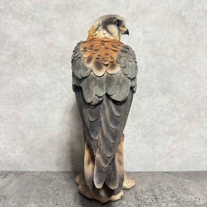 鳥 置物 オブジェ 北欧 動物 かわいい 切り株にとまる隼 高さ31cm