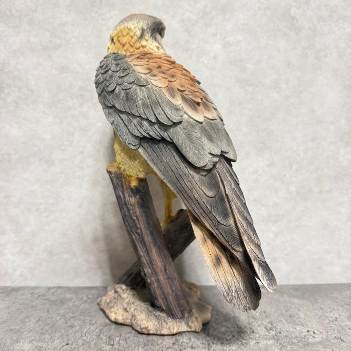 鳥 置物 オブジェ 北欧 動物 かわいい 切り株にとまる隼 高さ31cm