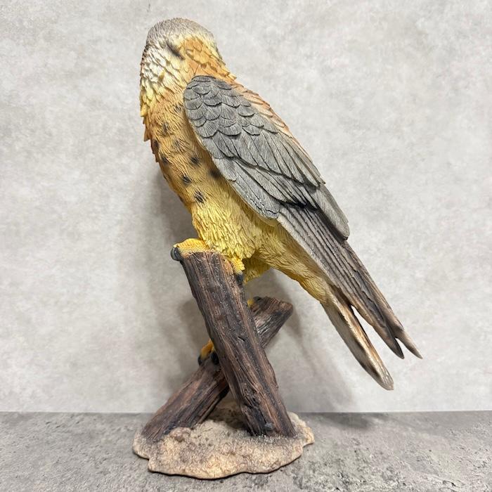 鳥 置物 オブジェ 北欧 動物 かわいい 切り株にとまる隼 高さ31cm