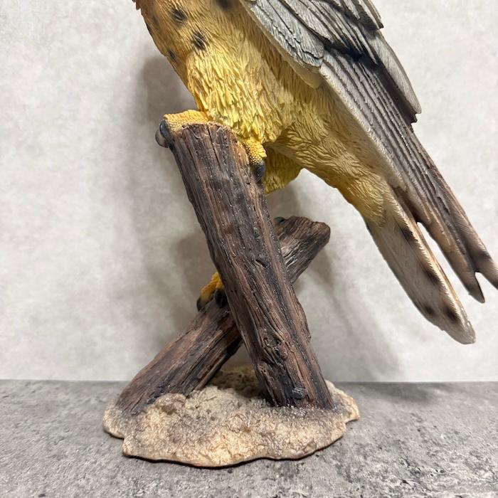 鳥 置物 オブジェ 北欧 動物 かわいい 切り株にとまる隼 高さ31cm