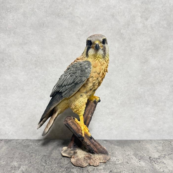 鳥 置物 オブジェ 北欧 動物 かわいい 切り株にとまる隼 高さ31cm