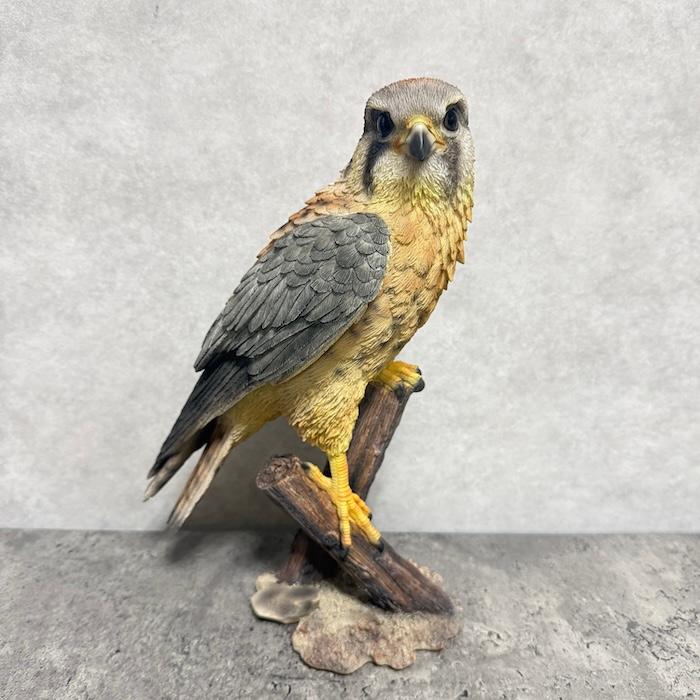鳥 置物 オブジェ 北欧 動物 かわいい 切り株にとまる隼 高さ31cm