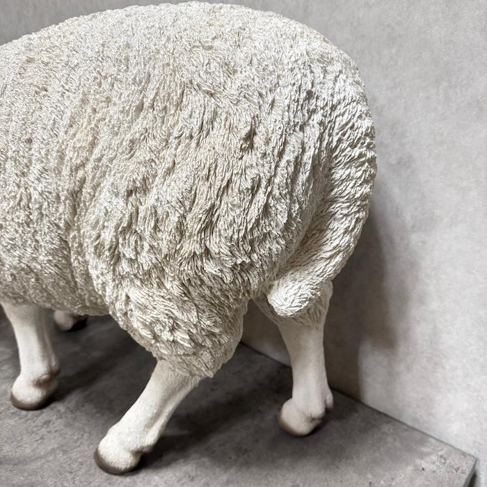 羊の置物　 ウールと木材　インテリア装飾　約30x20×25cm 置物 動物 餌を探す羊 特大 横幅81cm おしゃれ 大きい 玄関 インテリア