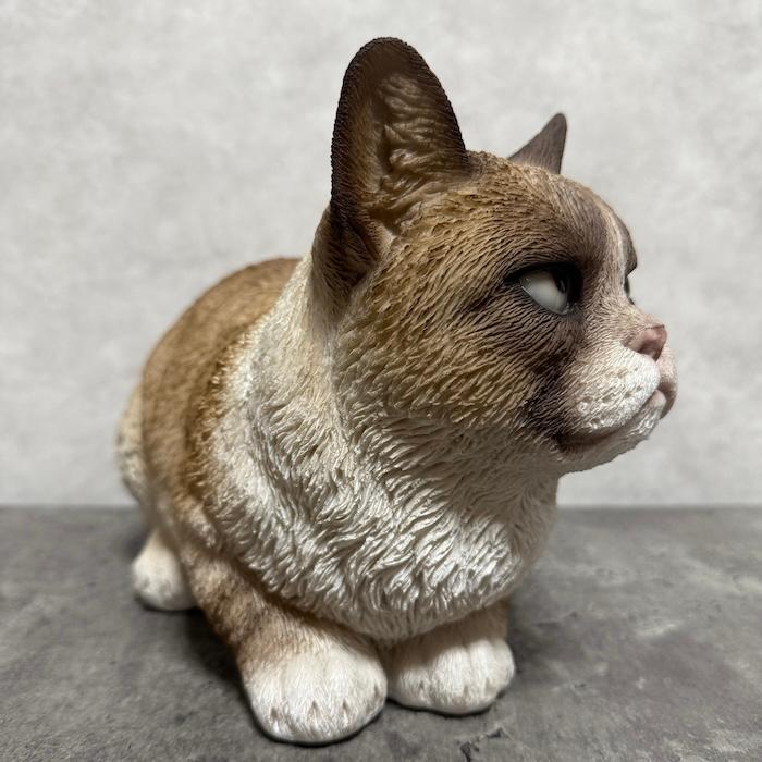  シャムネコ　おすわりねこ 置物 （箱無し） 置物 猫 動物 かわいい 不機嫌なシャム猫 ネコ 横幅28.5cm woobia
