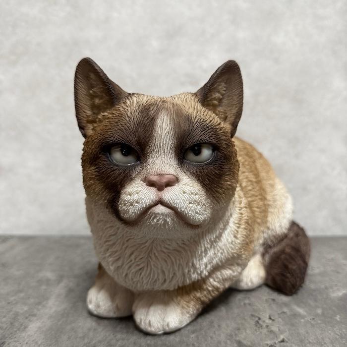 置物 猫 動物 かわいい 不機嫌なシャム猫 ネコ 高さ17.8cm woobia