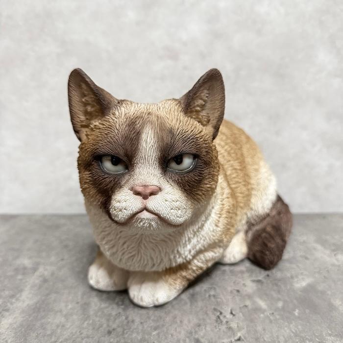 置物 猫 動物 かわいい 不機嫌なシャム猫 ネコ 高さ17.8cm woobia