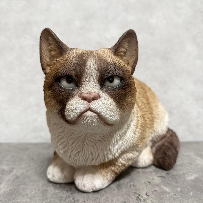 置物 猫 動物 かわいい 不機嫌なシャム猫 ネコ 高さ17.8cm woobia