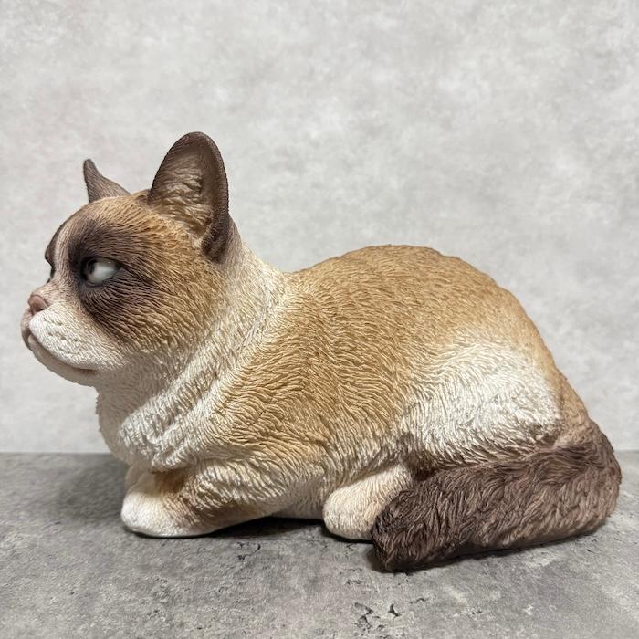 置物 猫 動物 かわいい 不機嫌なシャム猫 ネコ 高さ17.8cm woobia