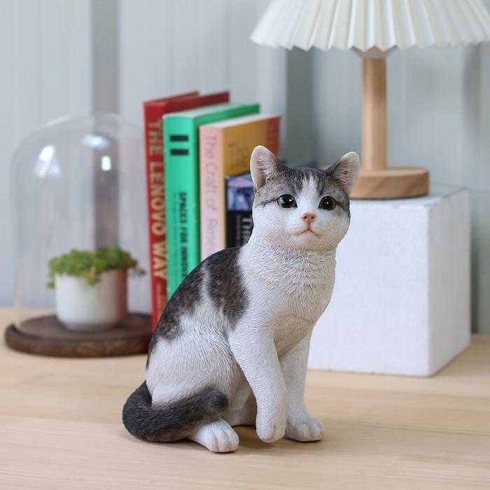 置物 動物 かわいい お座りサバトラ白猫 中ネコ 高さ22.5cm woobia