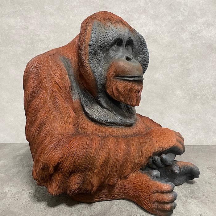 WOOBIA（ウービア） 置物 動物 お座りオランウータン 中 横幅47.5cm