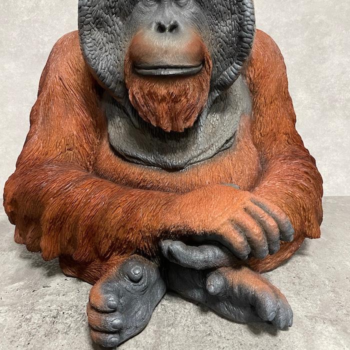 WOOBIA（ウービア） 置物 動物 お座りオランウータン 中 横幅47.5cm