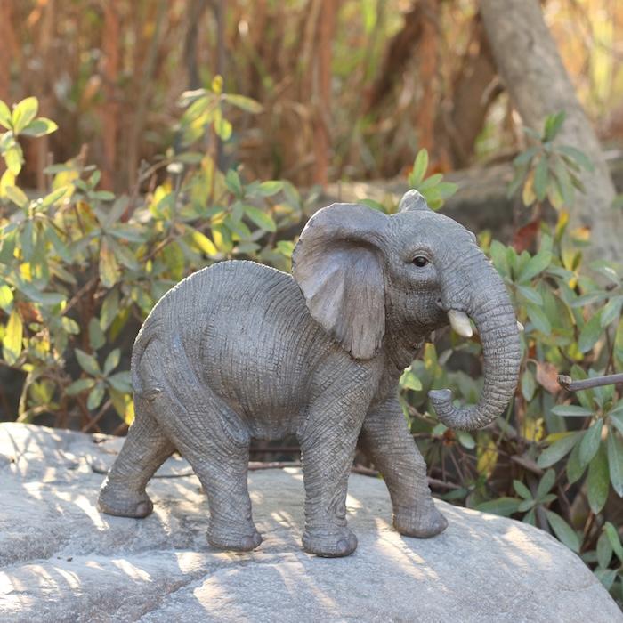 WOOBIA（ウービア） 置物 動物 見上げるゾウ 小 横幅29.5cm 象 縁起物