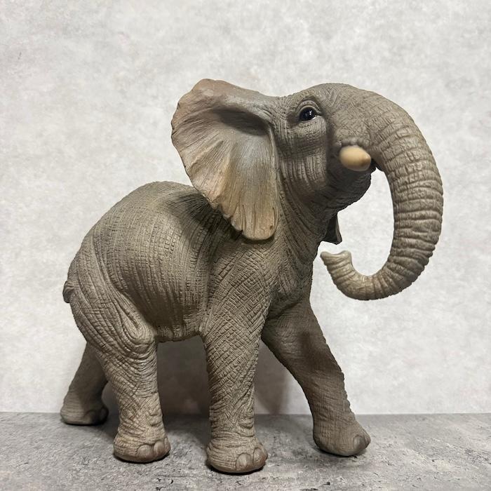 WOOBIA（ウービア） 置物 動物 見上げるゾウ 小 横幅29.5cm 象 縁起物
