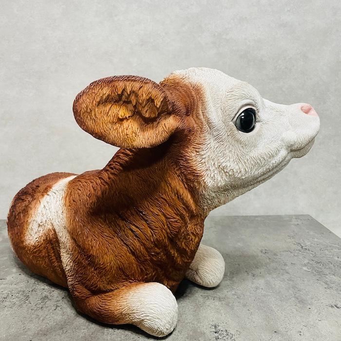 WOOBIA（ウービア） 置物 動物 寝そべった子牛 グッズ 横幅52.3cm 