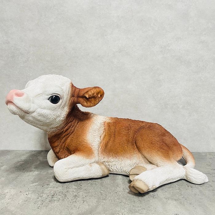 WOOBIA（ウービア） 置物 動物 寝そべった子牛 グッズ 横幅52.3cm