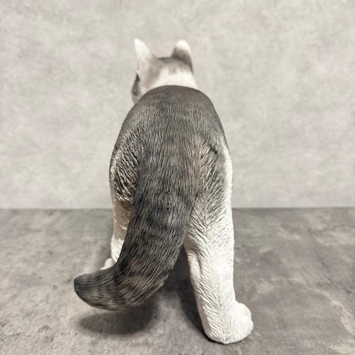 WOOBIA（ウービア） 置物 猫 動物 かわいい 歩くサバトラ白猫 大 ネコ