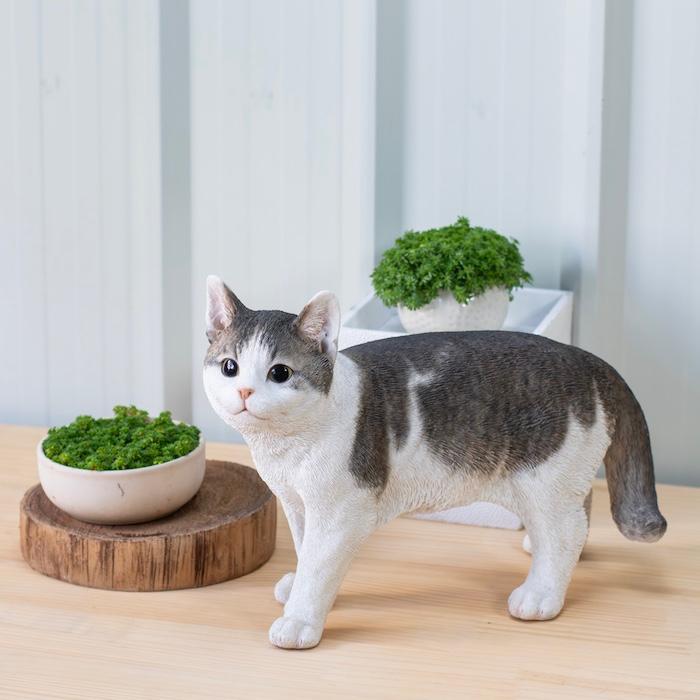 WOOBIA（ウービア） 置物 猫 動物 かわいい 歩くサバトラ白猫 大 ネコ