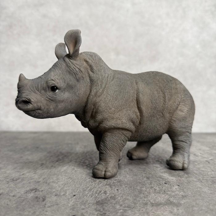 置物 動物 歩き出すサイ 小 高さ13cm  woobia おしゃれ 大きい 玄関インテリア 庭 かわいいオブジェ リアル |  | 01