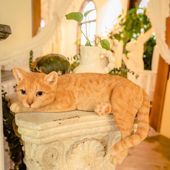   猫の置物 1/15 置物 猫 動物 かわいい 横たわるダークビスケット猫 大 高さ15.5cm