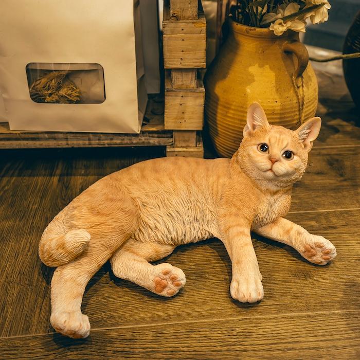 置物 猫 動物 かわいい 横たわるダークビスケットとら猫 ネコ 高さ15.5