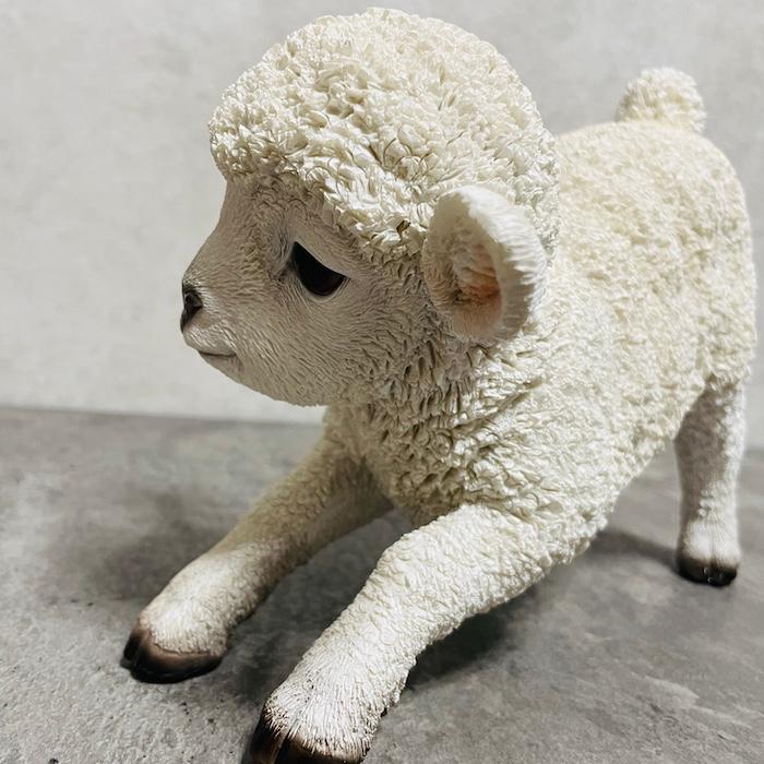 WOOBIA（ウービア） 置物 かわいい 動物 玄関 前かがみの子羊 横幅24.5