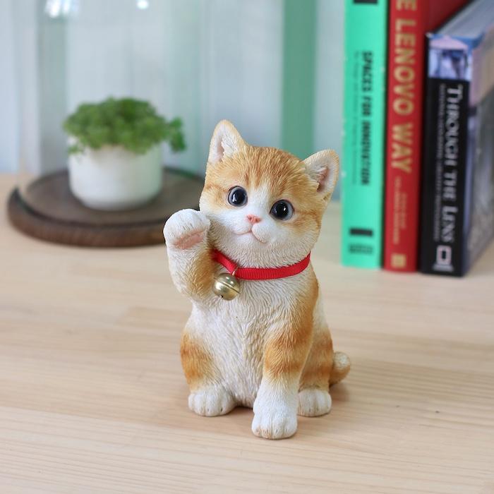 WOOBIA（ウービア） かわいい 置物 右手を上げる茶トラ白招き猫 商売