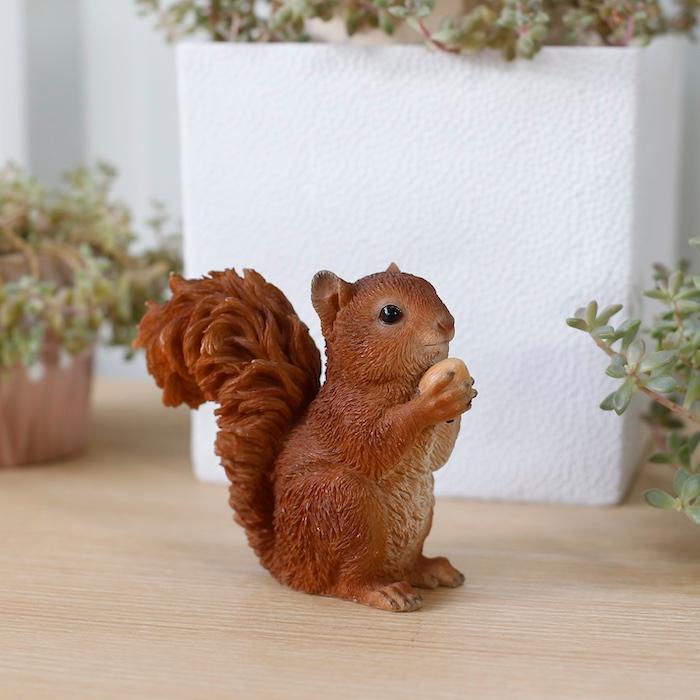 置物 松ぼっくりを掴むリス おしゃれ かわいい 玄関 インテリア 庭