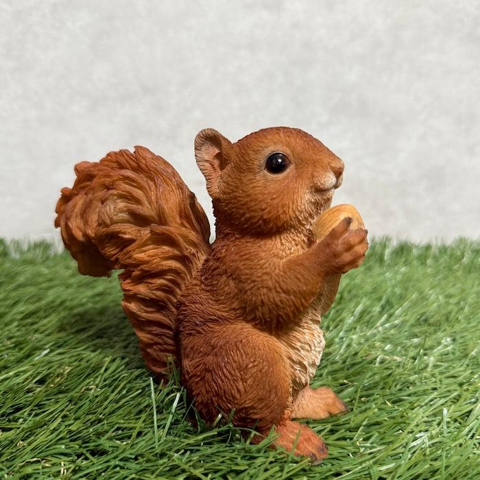 置物 松ぼっくりを掴むリス おしゃれ かわいい 玄関 インテリア 庭