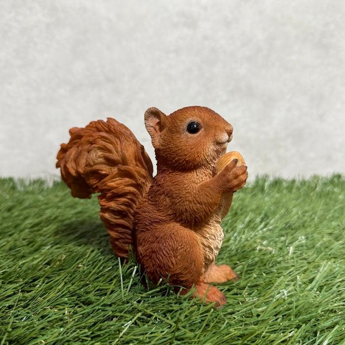 置物 松ぼっくりを掴むリス おしゃれ かわいい 玄関 インテリア 庭