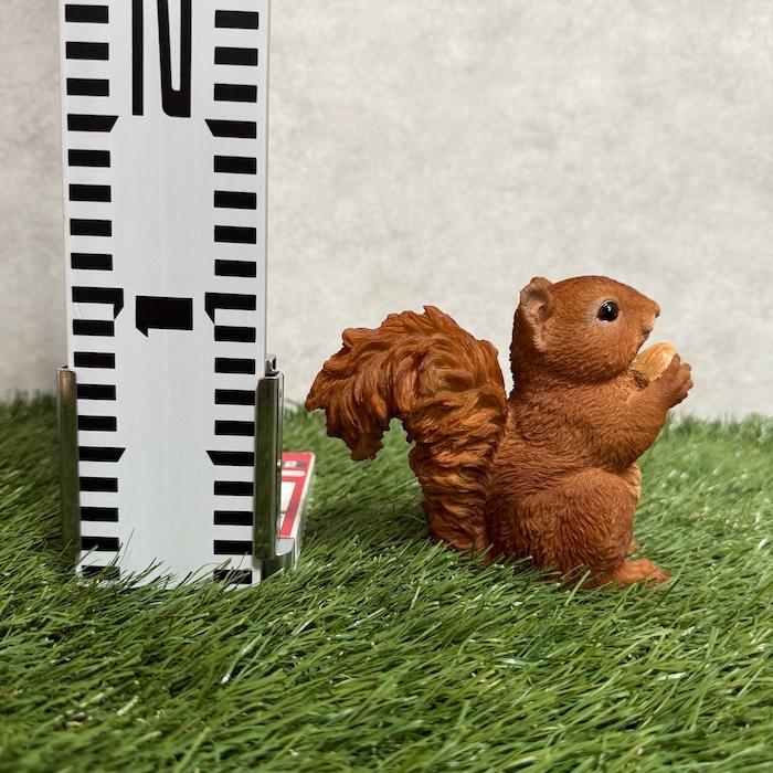 リスの置物 2匹 松ぼっくり付 リスの置物 2匹 松ぼっくり付 - メルカリ