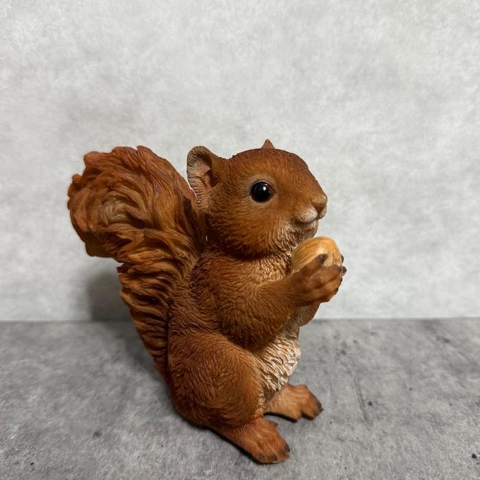 置物 松ぼっくりを掴むリス おしゃれ かわいい 玄関 インテリア 庭