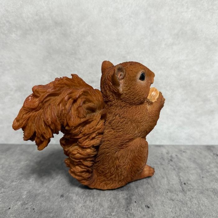 置物 松ぼっくりを掴むリス おしゃれ かわいい 玄関 インテリア 庭