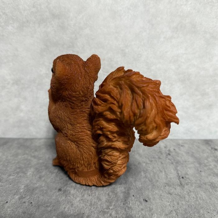 置物 松ぼっくりを掴むリス おしゃれ かわいい 玄関 インテリア 庭