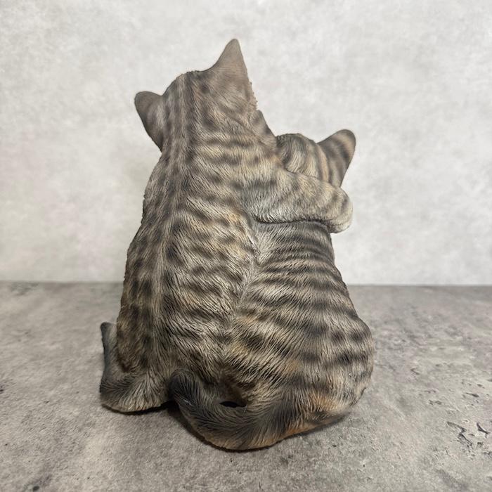 置物 動物 かわいい 寄り添うサバトラ猫 ネコ 高さ17.2cm woobia おしゃれ 大きい 玄関 インテリア 庭 オブジェ 大型 ウービア | WOOBIA | 16