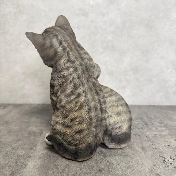 置物 動物 かわいい 寄り添うサバトラ猫 ネコ 高さ17.2cm woobia おしゃれ 大きい 玄関 インテリア 庭 オブジェ 大型 ウービア | WOOBIA | 17