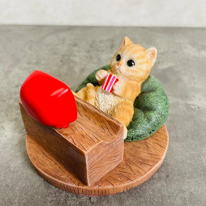 スマホスタンド 卓上 猫 おもしろ 動物 テレビを見る茶トラ猫 ネコ 置物 かわいい おしゃれ 写真立て スマホホルダー woobia ウービア |  | 05