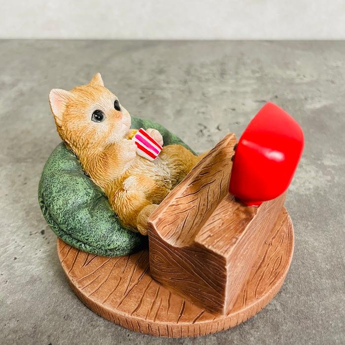 スマホスタンド 卓上 猫 おもしろ 動物 テレビを見る茶トラ猫 ネコ 置物 かわいい おしゃれ 写真立て スマホホルダー woobia ウービア |  | 06