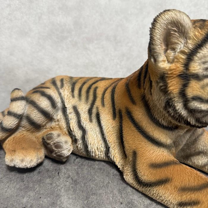 置物 動物 寝そべるタイガー 中 虎グッズ 高さ15cm woobia おしゃれ