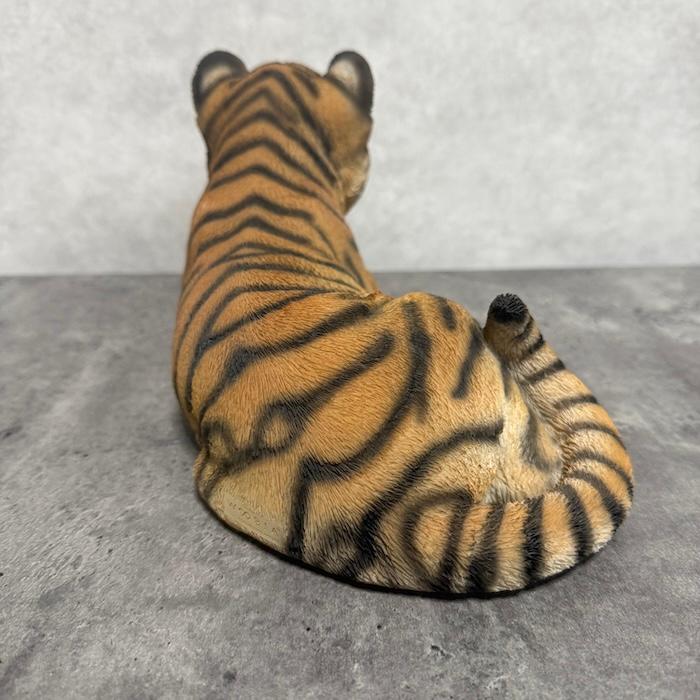 置物 動物 寝そべるタイガー 中 虎グッズ 高さ15cm woobia おしゃれ