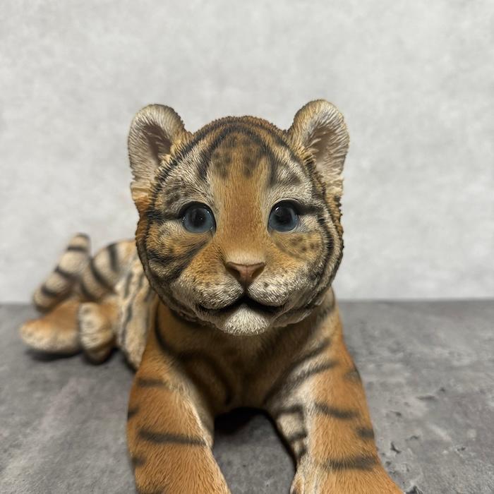 置物 動物 寝そべるタイガー 中 虎グッズ 高さ15cm woobia おしゃれ