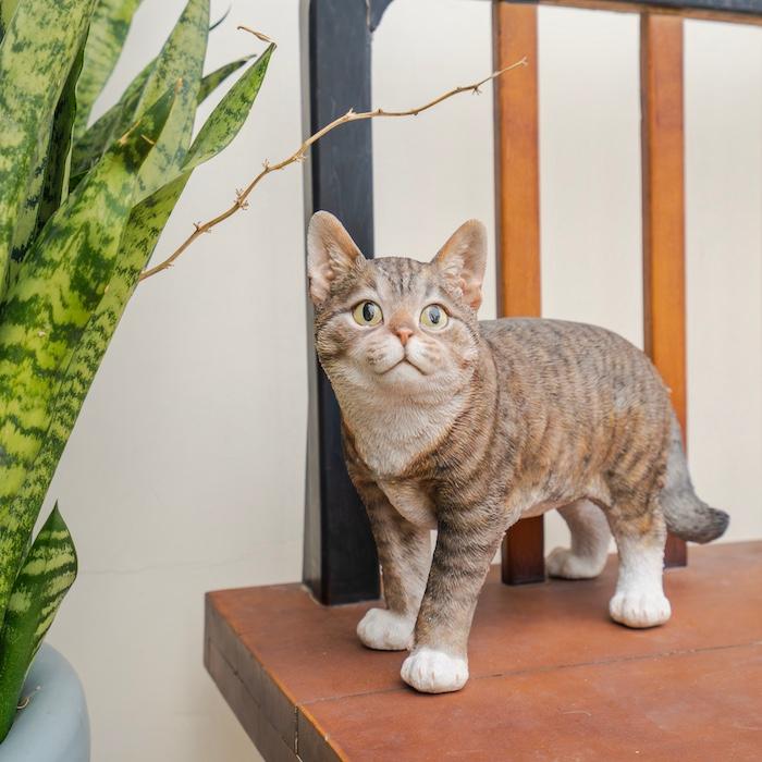置物 猫 動物 かわいい 歩くサバトラ猫 大 ネコ 横幅32cm woobia