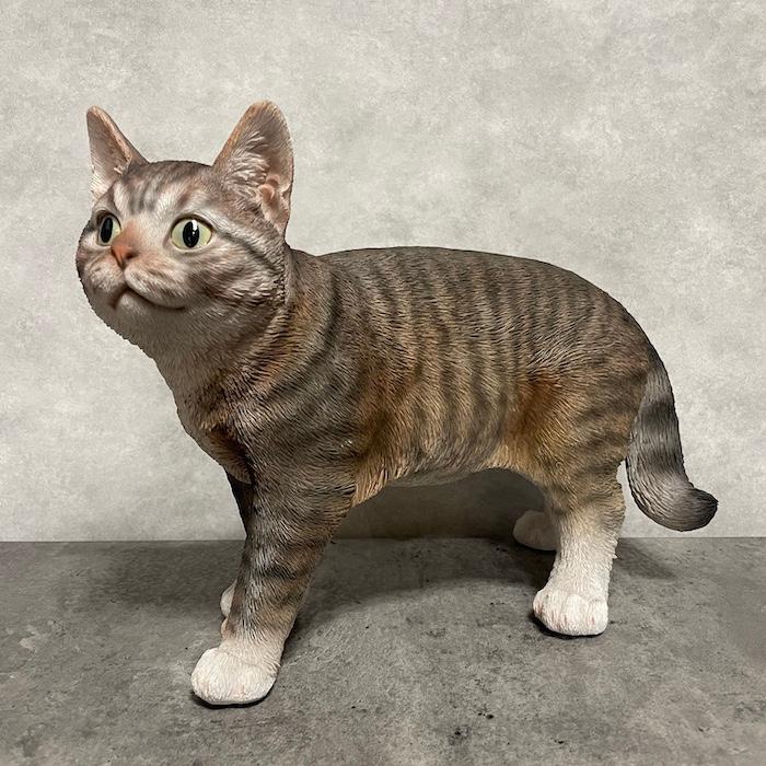 置物 猫 動物 かわいい 歩くサバトラ猫 大 ネコ 横幅32cm woobia
