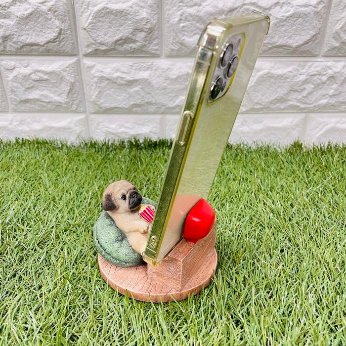 スマホスタンド 卓上 犬 おもしろ 動物 テレビを見るパグ アニマル かわいい置物 おしゃれ スマホホルダー  woobia ウービア |  | 01
