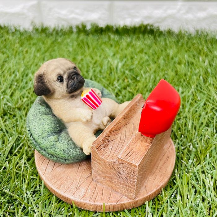 スマホスタンド 卓上 犬 おもしろ 動物 テレビを見るパグ アニマル かわいい置物 おしゃれ スマホホルダー  woobia ウービア |  | 02