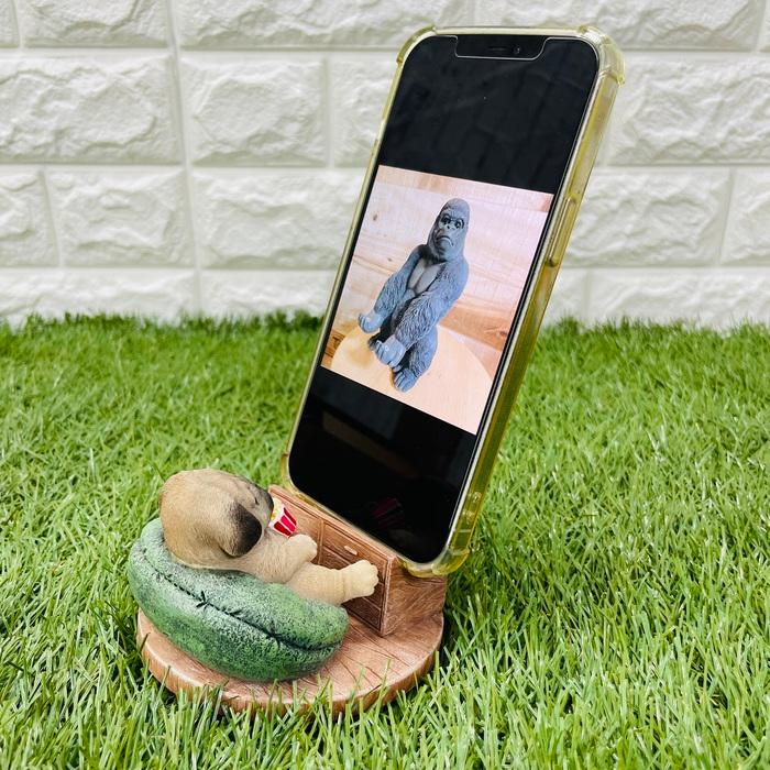 スマホスタンド 卓上 犬 おもしろ 動物 テレビを見るパグ アニマル かわいい置物 おしゃれ スマホホルダー  woobia ウービア |  | 03