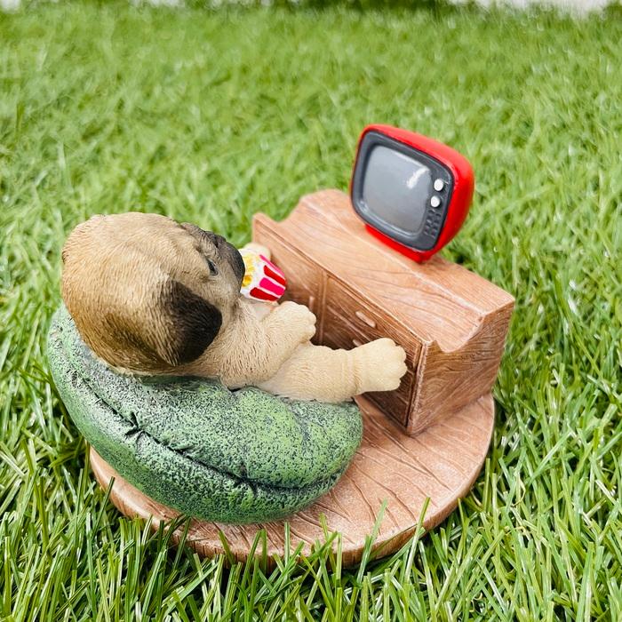 スマホスタンド 卓上 犬 おもしろ 動物 テレビを見るパグ アニマル かわいい置物 おしゃれ スマホホルダー  woobia ウービア |  | 04