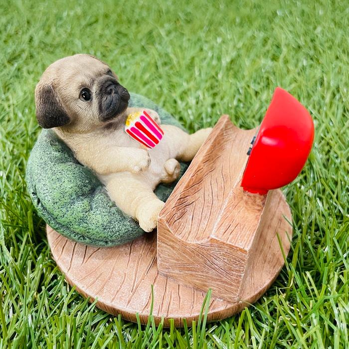 スマホスタンド 卓上 犬 おもしろ 動物 テレビを見るパグ アニマル かわいい置物 おしゃれ スマホホルダー  woobia ウービア |  | 05
