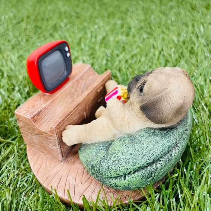 スマホスタンド 卓上 犬 おもしろ 動物 テレビを見るパグ アニマル かわいい置物 おしゃれ スマホホルダー  woobia ウービア |  | 06